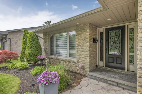 Aurora, ON L4G 2H4,82 Fairway DR