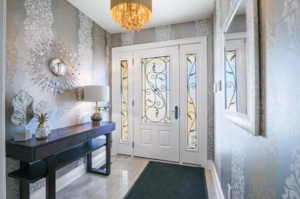 Aurora, ON L4G 2H4,82 Fairway DR