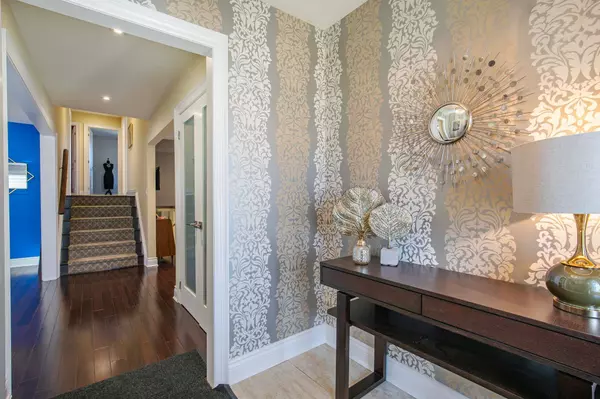 Aurora, ON L4G 2H4,82 Fairway DR