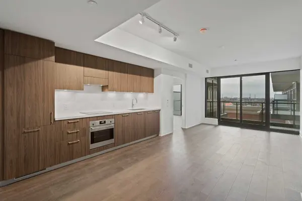 Toronto C11, ON M4G 0C9,33 Frederick Todd WAY #812