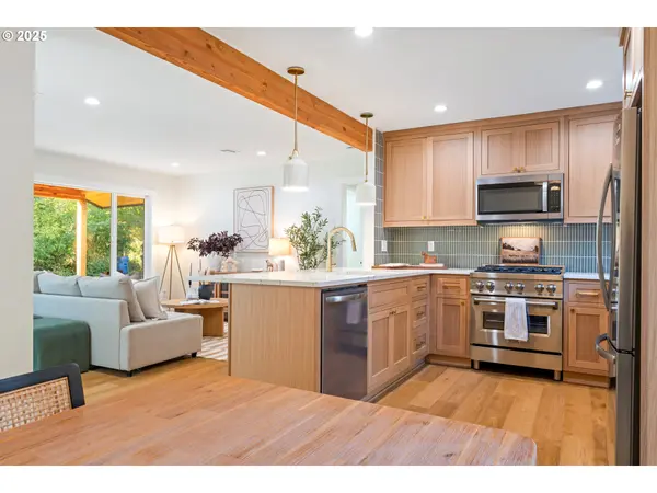 White Salmon, WA 98672,646 SE OAK ST