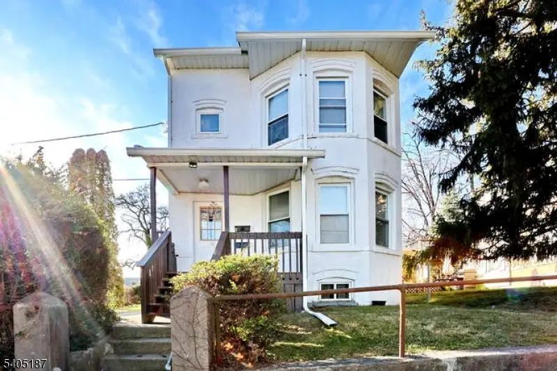 68 Mohawk Ave, Hawthorne Boro, NJ 07506