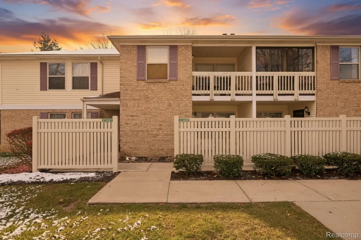 61049 Greenwood DR, South Lyon, MI 48178