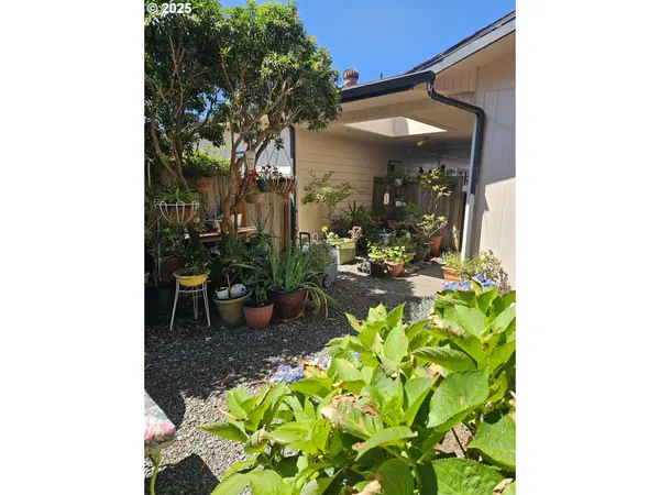 Brookings, OR 97415,542 PACIFIC AVE