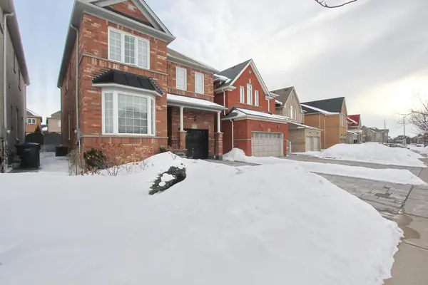 11 Bluffmeadow ST, Brampton, ON L6P 3K3