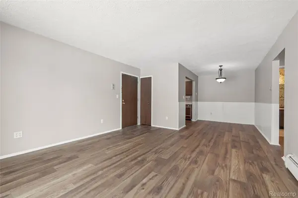 4909 Crooks RD #D6, Royal Oak, MI 48073