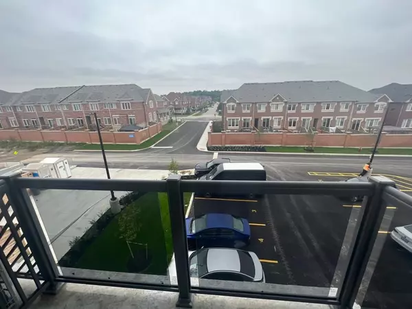 Brampton, ON L6Y 6J2,62 Sky Harbour DR E #315