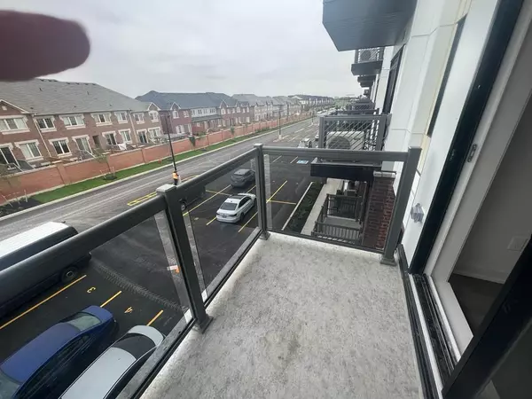 Brampton, ON L6Y 6J2,62 Sky Harbour DR E #315