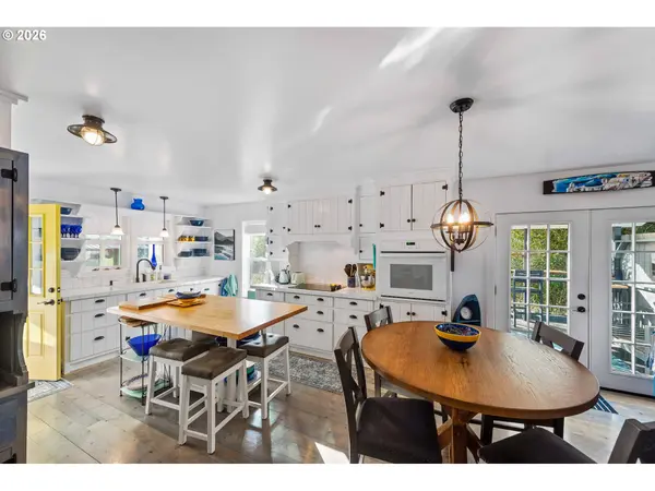 886 1ST ST SE, Bandon, OR 97411