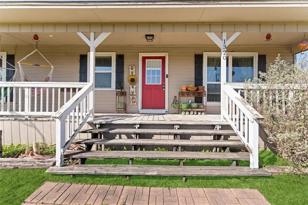 1320 Laredo Drive, Granbury, TX 76048