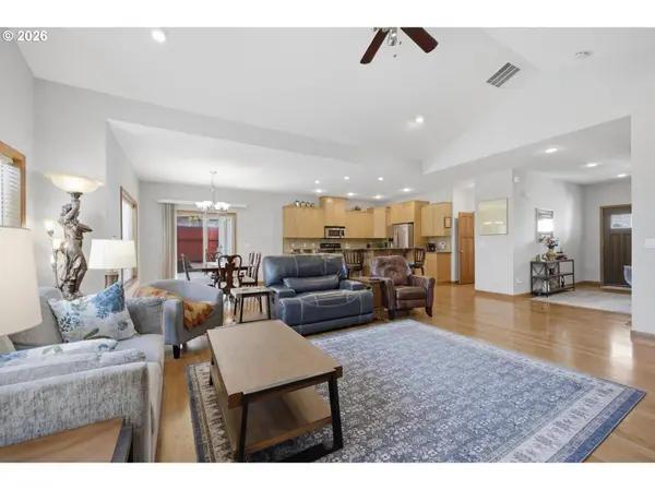 1464 N HAZELNUT CT, Canby, OR 97013