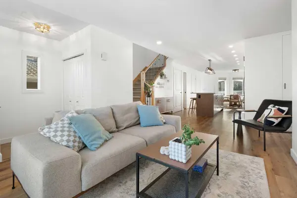 2213 31 AVE SW, Calgary, AB t2t1t7