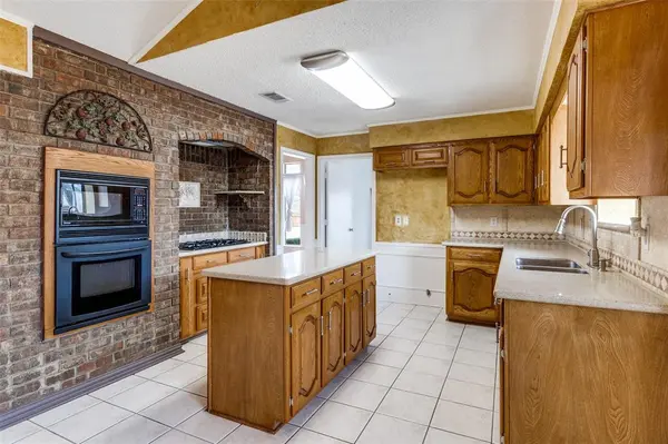 2120 Meadowview Court, Garland, TX 75043