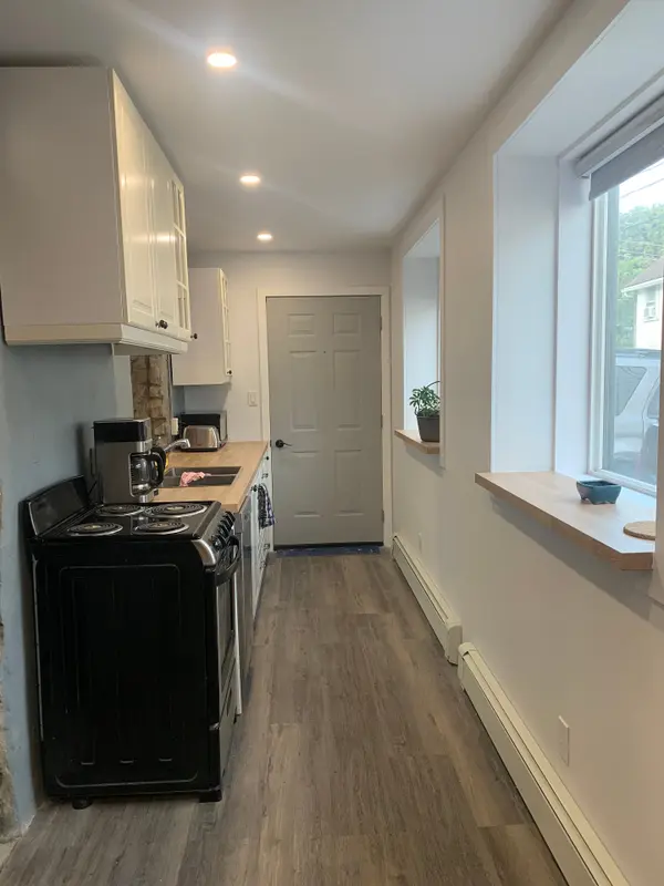 Brockville, ON K6V 1B1,71 King ST E #D