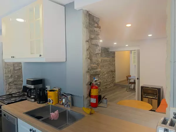 Brockville, ON K6V 1B1,71 King ST E #D