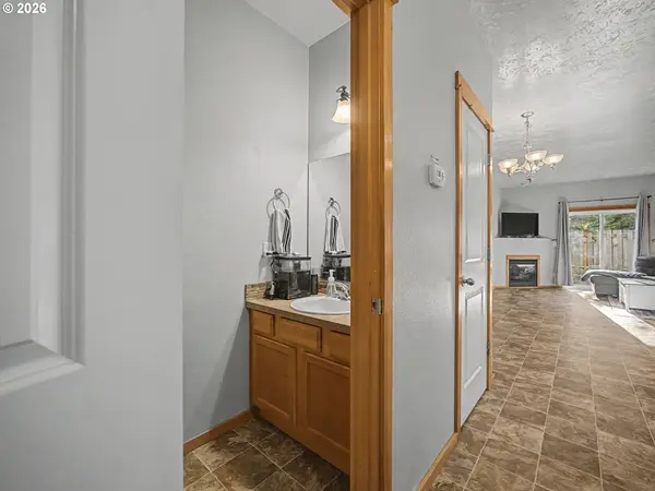 744 E Hist Columbia River HWY, Troutdale, OR 97060