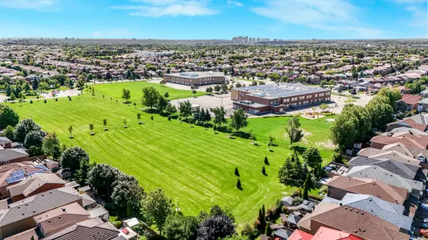 5938 Candlebrook CT, Mississauga, ON L5V 2V5