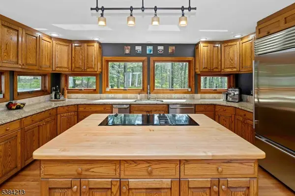 1 Fawn Ridge Rd, Clinton Twp., NJ 08833