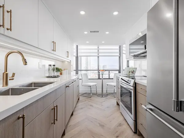 7420 Bathurst ST N #1611, Vaughan, ON L4J 6X4