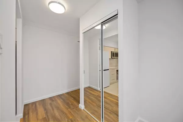 Toronto C01, ON M5S 3A3,1055 Bay ST #712