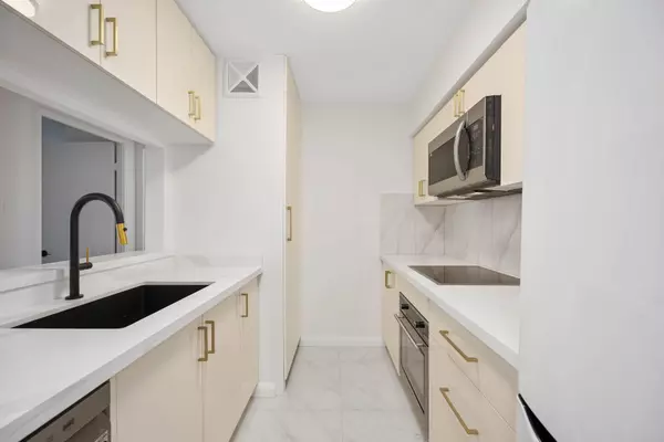 Toronto C01, ON M5S 3A3,1055 Bay ST #712