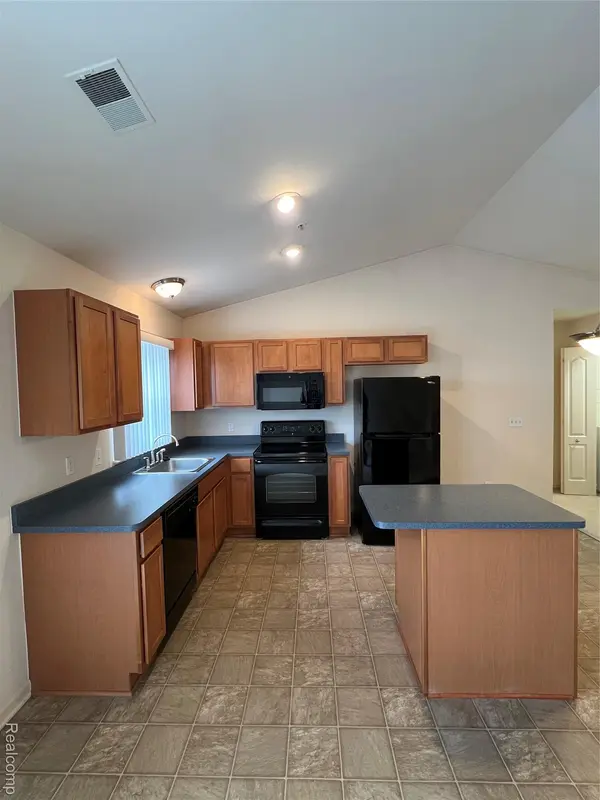 316 N WIXOM RD #33, Wixom, MI 48393