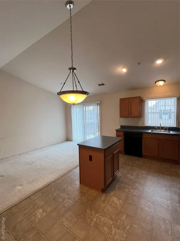 316 N WIXOM RD #33, Wixom, MI 48393