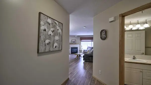 728 Country Hills RD NW #211, Calgary, AB T3K 5K8