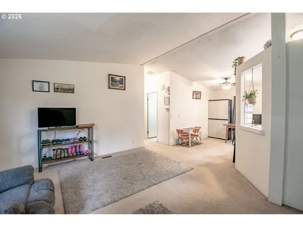 700 N MILL ST #1, Creswell, OR 97426