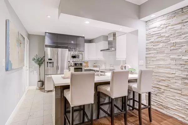 Toronto C01, ON M5H 4C9,168 Simcoe ST #PH1