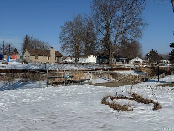 336 Twin Lake RD, Tobacco Township, MI 48612