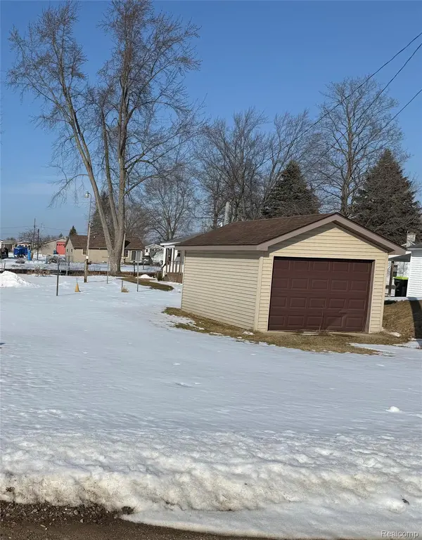 336 Twin Lake RD, Tobacco Township, MI 48612