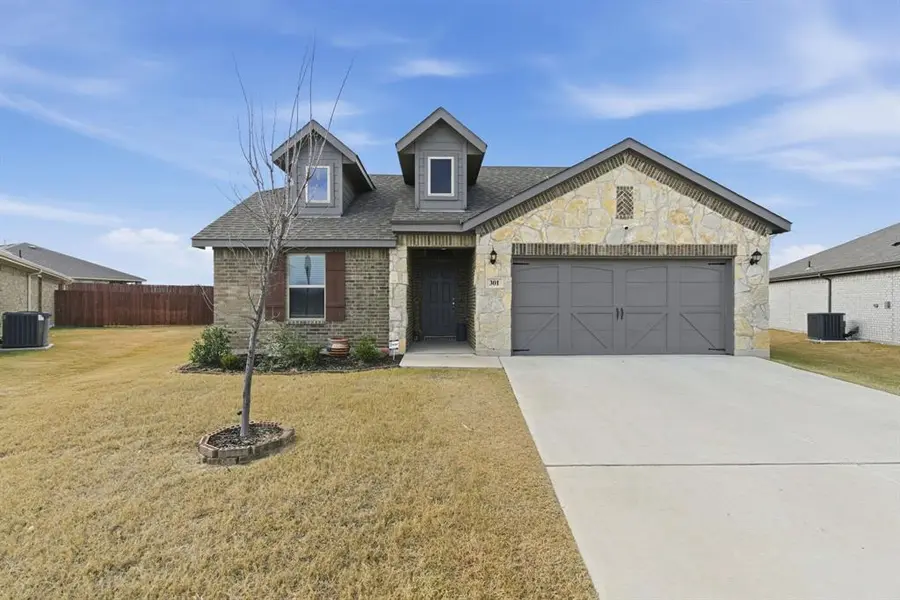 301 Chickasaw Drive, Cleburne, TX 76033