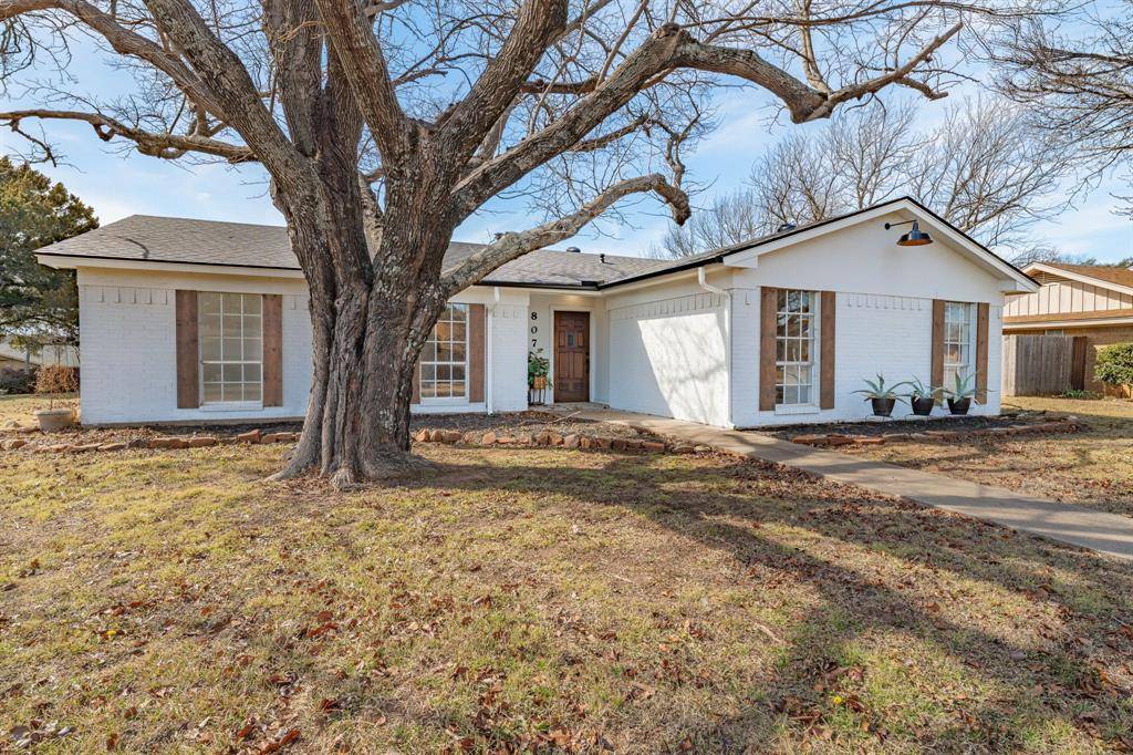 807 Spanish Trail Drive, Granbury, TX 76048