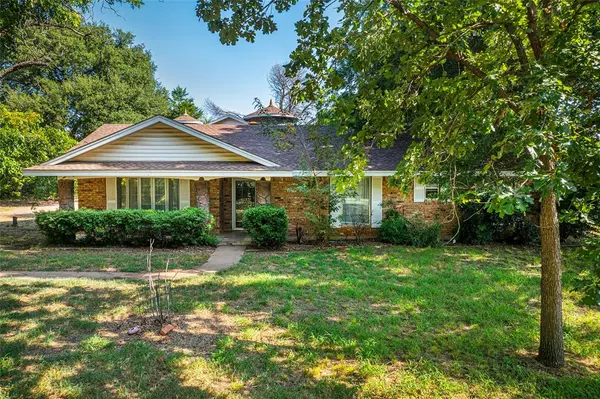 2405 Meadow Lane, Grand Prairie, TX 75050