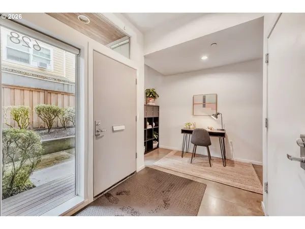 Portland, OR 97212,628 NE KNOTT ST #9