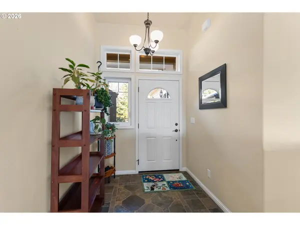 1556 NE KENNEDY LOOP DR, Roseburg, OR 97470