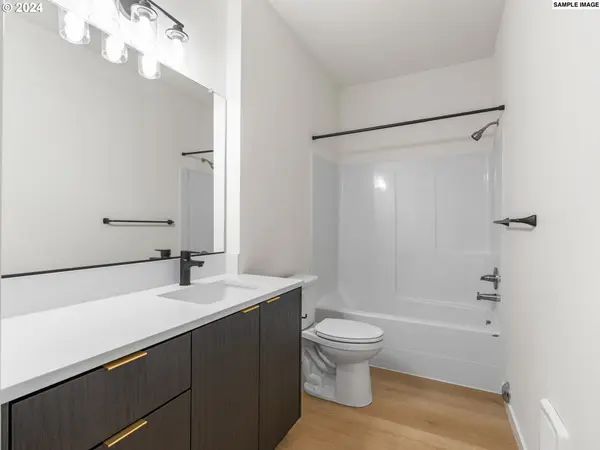 10985 E Burnside ST #12, Portland, OR 97216