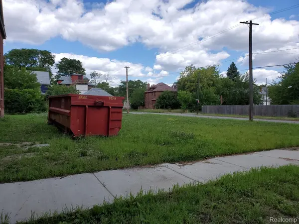 8261 BRUSH, Detroit, MI 48202