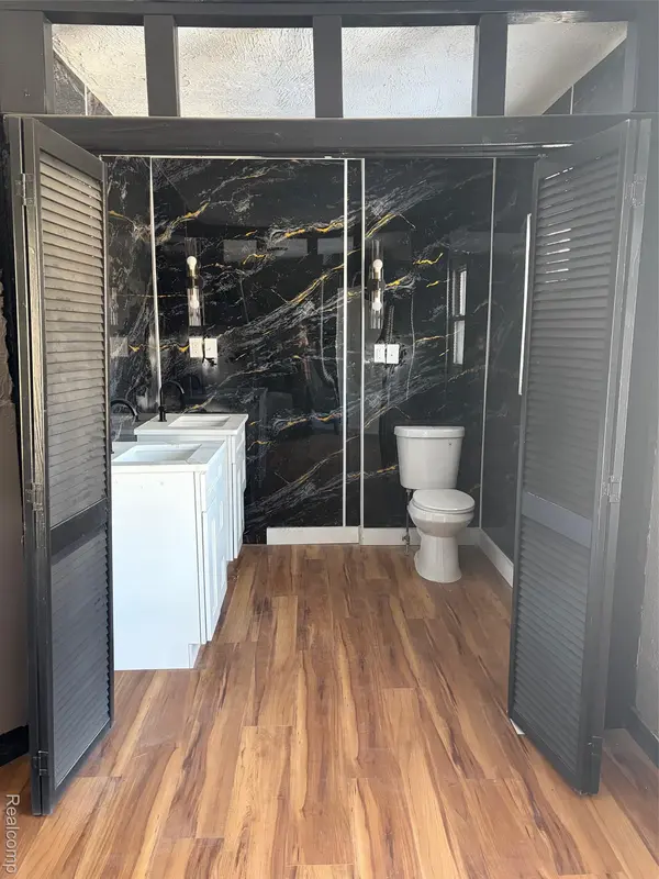 909 Burlingame ST, Detroit, MI 48202