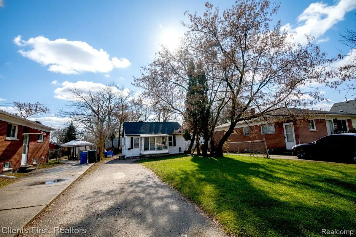 5654 Bedford ST, Dearborn Heights, MI 48125