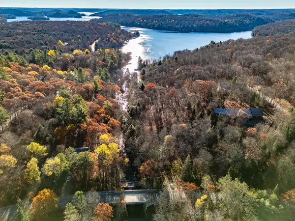 236 Hoodstown RD, Huntsville, ON P1H 2J2