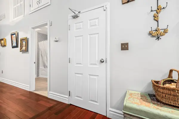 Belleville, ON K8N 2Z9,393 Front ST