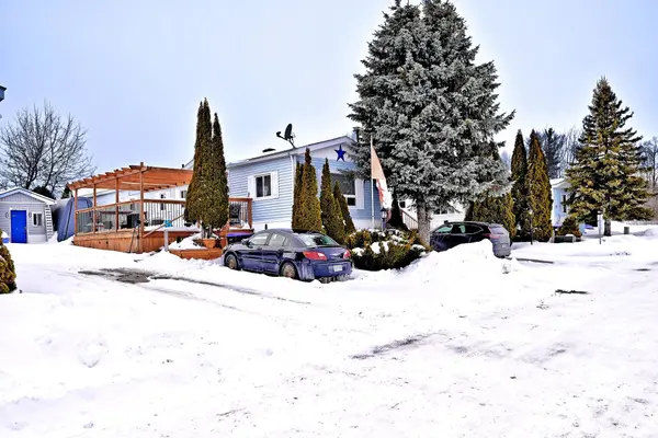 22 Sunrise CIR, Bradford West Gwillimbury, ON L3Z 3W9