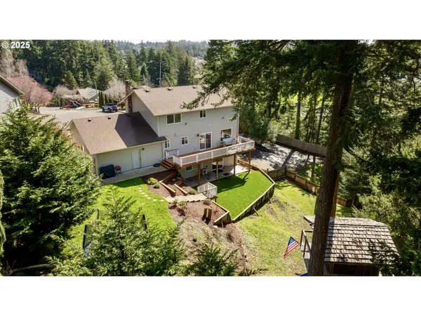 2402 STEPHANIE LN, North Bend, OR 97459