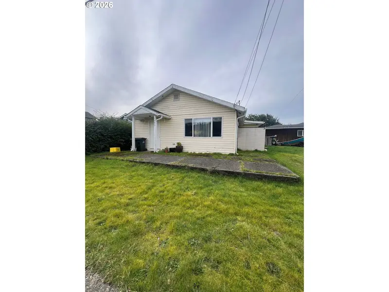 1485 LAKESHORE DR, Coos Bay, OR 97420