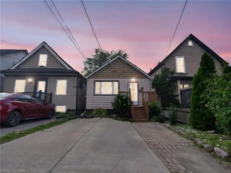 210 East 24th ST, Hamilton, ON L8V 2Y4