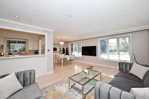 Aurora, ON L4G 2Y3,26 Kemano RD