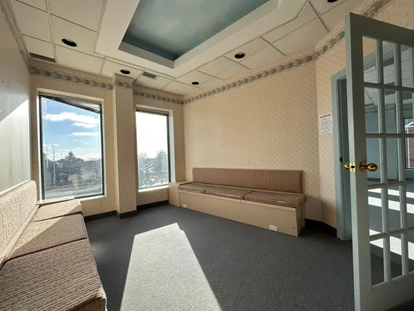 243 North Service RD W #301, Oakville, ON L6M 3E5