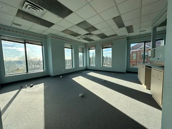 243 North Service RD W #301, Oakville, ON L6M 3E5